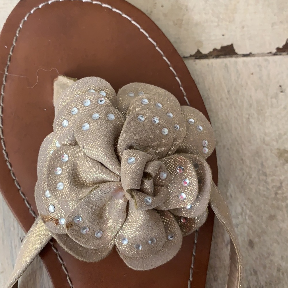 Gold flip flops - Picture 3 of 3